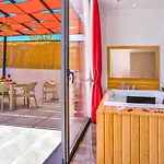 Uezuemlue 2 Bedroom Secluded With Private Pool Hot Tub *