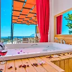Uezuemlue 2 Bedroom Secluded With Private Pool Hot Tub