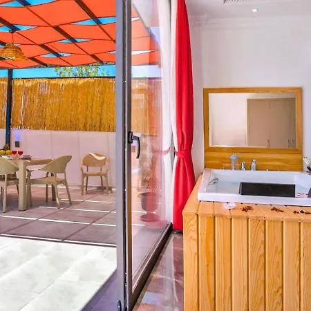Uezuemlue 2 Bedroom Secluded With Private Pool Hot Tub *