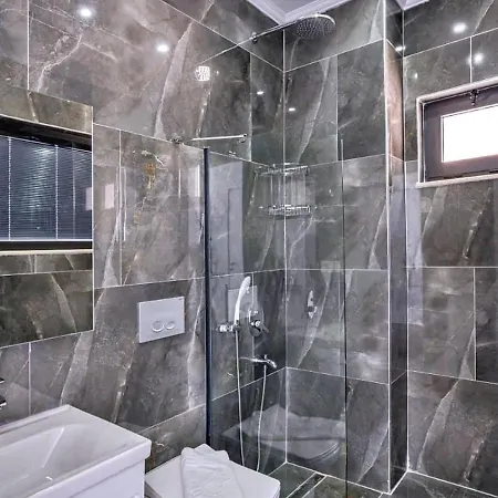 Uezuemlue 2 Bedroom Secluded With Private Pool Hot Tub
