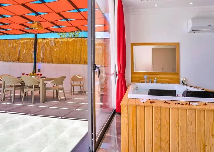 Uezuemlue 2 Bedroom Secluded With Private Pool Hot Tub *